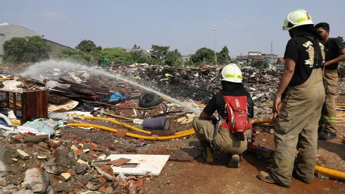 Kebakaran tumpukan sampah di Kampung Dukuh, Kramat Jati, Jakarta Timur (Istimewa)