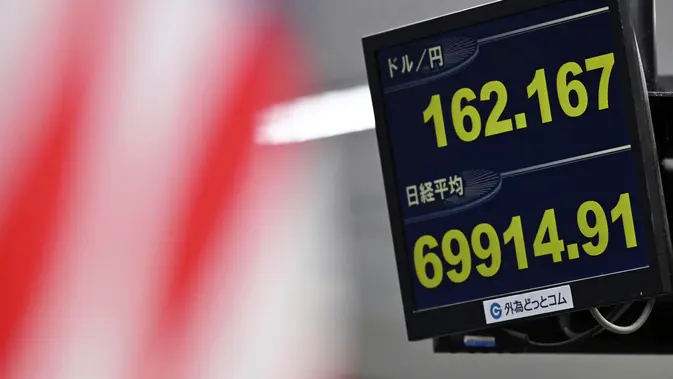 Papan elektronik menampilkan nilai tukar yen Jepang terhadap dolar AS dan indeks acuan Nikkei 225 Jepang di sebuah perusahaan perdagangan valuta asing di Tokyo, Selasa, 30 Juni 2026. (Kenichiro Kojima/Kyodo News via AP, File)