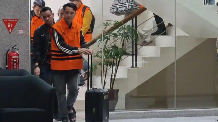 Bupati Rejang Lebong dorong koper usai ditetapkan tersangka.