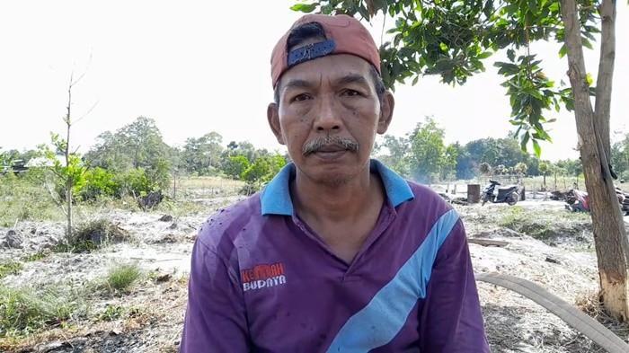 TERIMA KEADAAN - Edy Supryanto saat diwawanvarai di lokasi bekas terbakar kandangnya di Dusun Rasau, Desa Gantung, Kecamatan Gantung, Kabupaten Belitung Timur, Minggu (2/8/2026). Meski diterpa musibah, Supri memilih pasrah dan enggan melaporkan insiden tersebut ke aparat penegak hukum guna menghindari perselisihan.