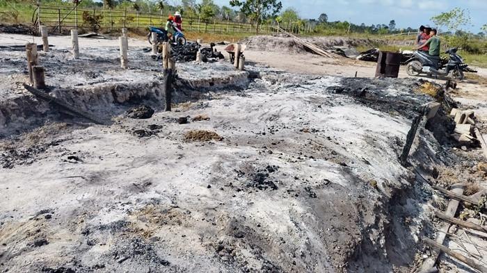 HANGUS TERBAKAR - Kandang ternak milik Supri yang rata dengan tanah usai kebakaran hebat di Dusun Rasau, Desa Gantung, Kecamatan Gantung, Belitung Timur, Minggu (2/8/2026). Insiden yang menghanguskan lahan seluas 15 x 20 meter tersebut mengakibatkan 43 ekor kambing mati terpanggang dengan total kerugian diperkirakan menembus angka Rp200 juta lebih. (Posbelitung.co/ Kautsar Fakhri Nugraha/Kautsar Fakhri Nugraha)