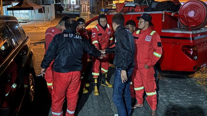 Petugas Gabungan kebakaran hutan di area Gunung Soputan Mitra