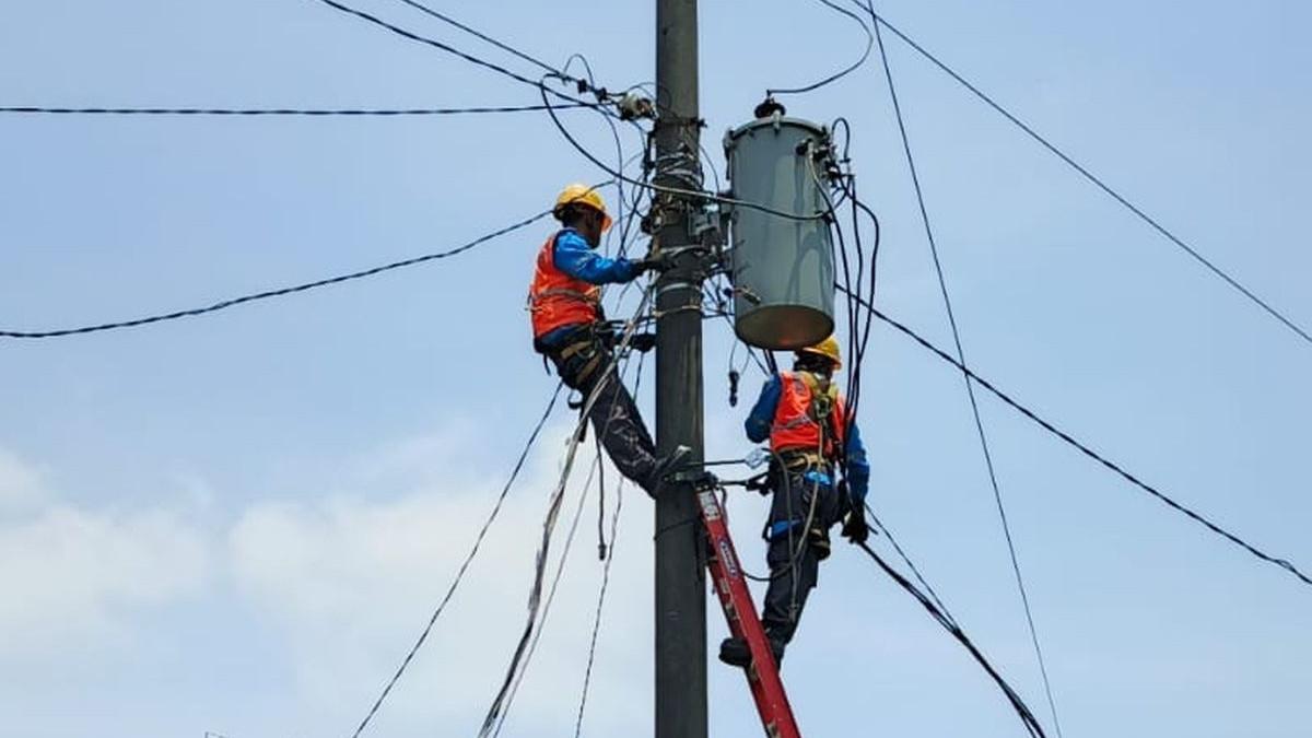 PEMADAMAN LISTRIK - Ilustrasi petugas PLN sedang bertugas di lapangan