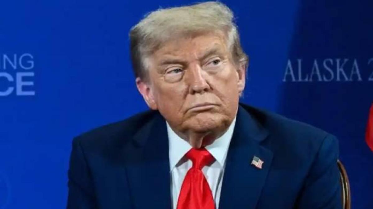 MURKA - Foto diambil dari Facebook The White House, Selasa (21/10/2025) memperlihatkan Presiden AS Donald Trump dalam unggahan pada Kamis (16/10/2025). Trump baru-baru ini dibuat murka lantaran Iran menerapkan pajak lewat di Selat Hormuz.