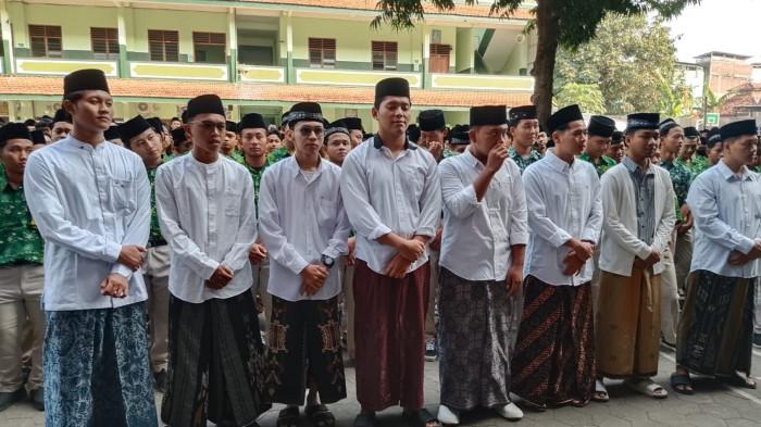 PELEPASAN SANTRI-Sejumlah santri MA NU TBS yang lolos studi ke luar negeri dilepas oleh pihak madrasah.
