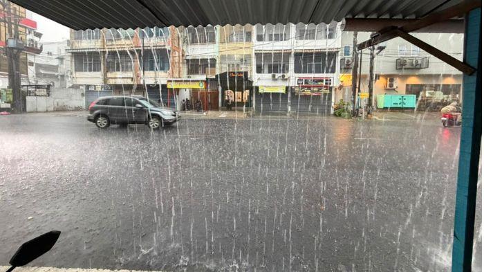 HUJAN LEBAT- Situasi Kota Medan saat dilanda hujan lebat pada Sabtu, 25 Juli 2026. Sejumlah ruas jalan digenangi air akibat curah hujan yang begitu lebat.