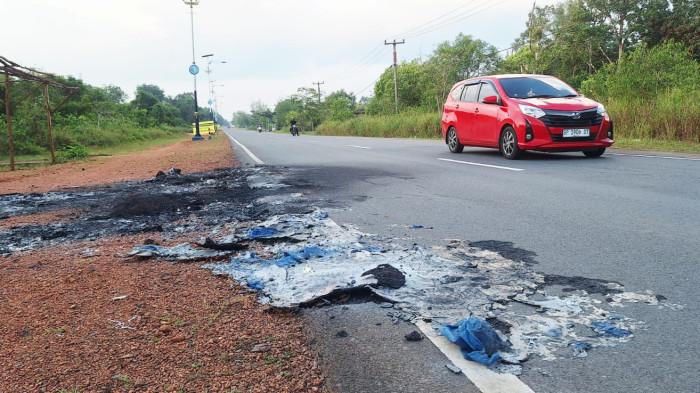 MOBIL TERBAKAR DI BINTAN VIRAL - Lokasi di Jalan Wan Seri Beni, Desa Bintan Buyu, Kecamatan Teluk Bintan, Kabupaten Bintan, Provinsi Kepulauan Riau (Kepri) pasca kebakaran mobil bak terbuka. Minggu (2/8/2026).