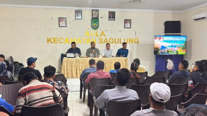 SAMPAH DI BATAM - Kepala Dinas Lingkungan Hidup (DLH) Dohar Mangalondo Hasibuan saat memimpin pertemuan dengan RT/RW tingkat Kelurahan Tembesi, di Kantor Camat Sagulung, Jumat (31/7/2026). Dinas Lingkungan Hidup (DLH) Kota Batam mulai menerapkan konsep baru pengelolaan sampah untuk mempercepat proses pengangkutan dari Tempat Pembuangan Sampah (TPS) menuju Tempat Pembuangan Akhir (TPA). Kelurahan Tembesi, Kecamatan Sagulung, Kota Batam, Provinsi Kepulauan Riau (Kepri) dipilih sebagai lokasi percontohan program tersebut.