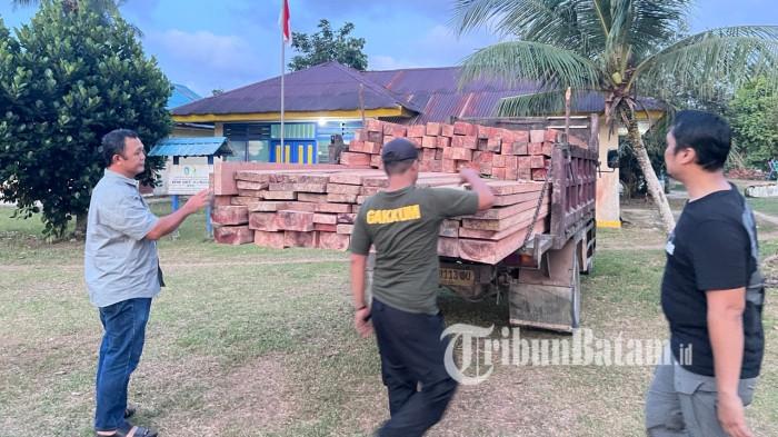 ILLEGAL LOGGING DI LINGGA - Tim gabungan amankan 3 ton kayu dugaan aktivitas Illegal Logging di Desa Sungai Raya, Singkep Barat, Kabupaten Lingga, Provinsi Kepulauan Riau, Minggu (2/8/2026).