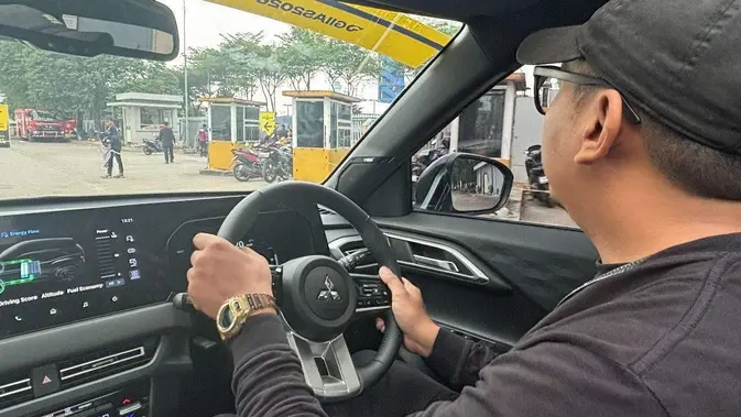 Menjajal performa Mitsubishi New Xforce HEV di area test drive, walaupun terbatas, namun hal tersebut sudah cukup, untuk menggambarkan bagaimana Mitsubishi New Xforce HEV ini datang dengan berbagai keunggulan, baik dari segi kenyamanan maupun performa yang mumpuni (Foto:Dok.Liputan6.com)