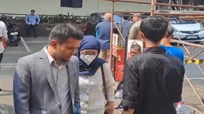 DILAPORKAN DIANA PUNGKY - Yuliana, orang kepercayaan keluarga artis senior Diana Pungky penuhi panggilan polisi usai dilaporkan sang artis ke Polda Metro Jaya atas dugaan penggelapan, Tindak Pidana Pencucian Uang (TPPU), hingga pemalsuan surat pada  Pengabdiannya dimulai sejak tahun 1993 saat ia dipercaya langsung oleh almarhum ayah Diana Pungky.