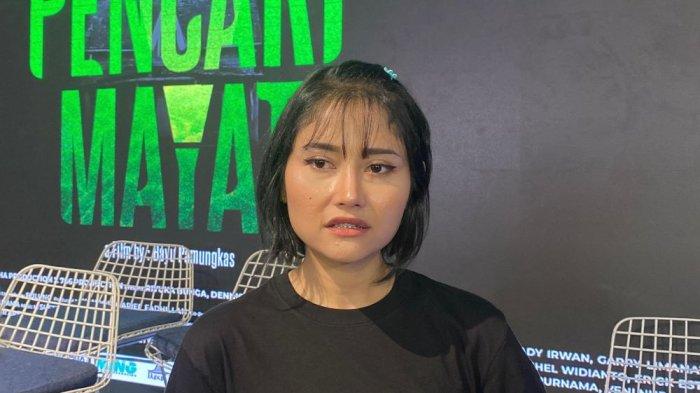 PISAH RUMAH - Riyuka Bunga ketika ditemui di kawasan Tebet, Jakarta Selatan mengaku sudah pisah rumah dari Heri Horeh Sejak 7 bulan, Selasa (11/2/2025). Pisah rumah tersebut berawal dari munculnya dugaan perselingkuhan. (Tribunnews.com/Fauzi Alamsyah).