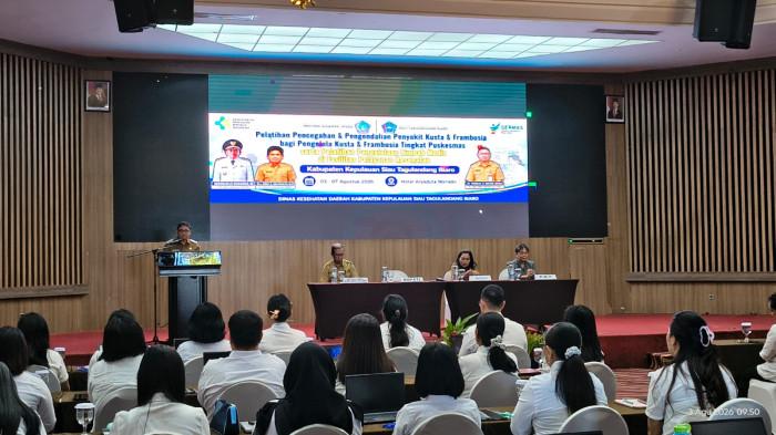 PELATIHAN - Plt Bupati Sitaro, Heronimus Makainas, resmi membuka Pelatihan Pencegahan dan Pengendalian Penyakit Kusta dan Frambusia serta Pelatihan Pengolahan Limbah Medis bagi tenaga kesehatan, Senin (3/8/2026). Makainas mengapresiasi langkah Dinkes yang terus berupaya meningkatkan kompetensi nakes melalui berbagai program pelatihan dan pengembangan kapasitas.