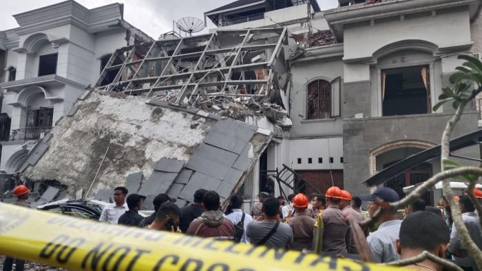 RUMAH MELEDAK - Rumah mewah di Kompleks Grand Polonia, Medan Polonia, Kota Medan, meledak pada Senin (10/7/2026). (KOMPAS.com/EKO AGUS HERIANTO)