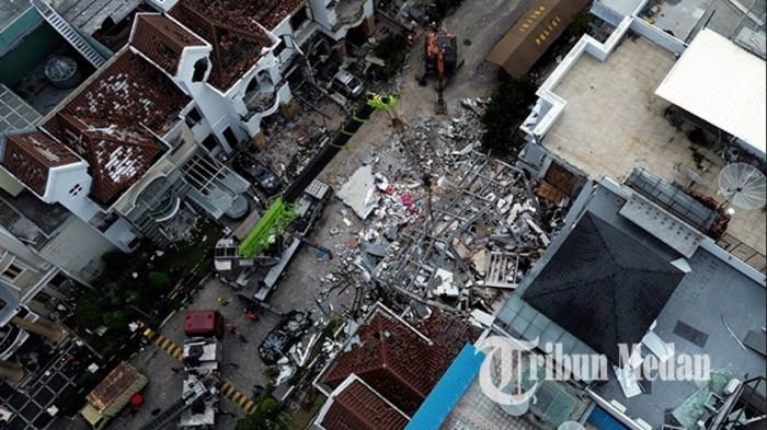 RUMAH MELEDAK - Pascaledakan rumah mewah petugas mengoperasikan alat berat untuk membersihkan puing-puing rumah yang terdampak pascaledakan di Komplek Grand Polonia, Medan, Selasa (21/7/2026). Berdasarkan hasil penyelidikan awal Polrestabes Medan, ledakan tersebut diduga dipicu kebocoran pipa gas bawah tanah yang mengakibatkan tujuh rumah mengalami kerusakan.