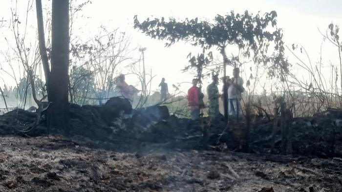 KEBAKARAN LAHAN - Dalam sehari, Minggu (2/8/2026), Dinas Pemadam Kebakaran dan Penyelamatan (Damkartan) Kota Jambi menangani dua peristiwa kebakaran lahan di lokasi berbeda dengan luas lahan yang terbakar mencapai puluhan meter persegi. (Damkartan Kota Jambi)