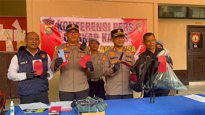 BARANG BUKTI - Kapolsek Telanaipura, AKP Amran menunjukkan barang bukti pencurian saat menyampaikan keterangan pers, Sabtu (1/8/2026).