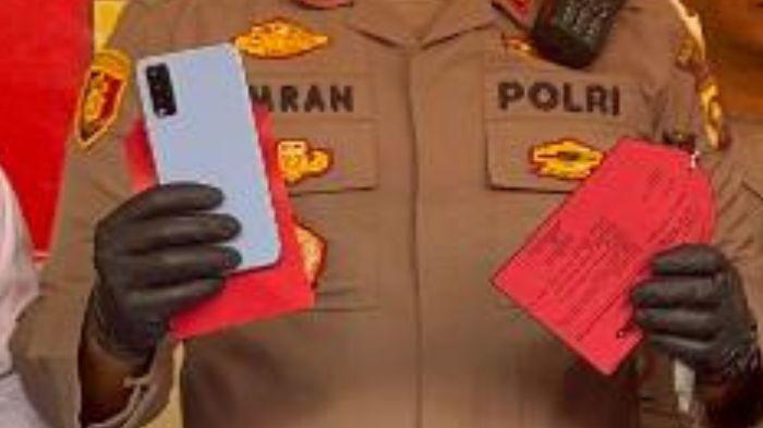 AKSI CURAT - Jajaran Tim Opsnal Polsek Telanaipura, Provinsi Jambi berhasil mengungkap kasus pencurian dengan pemberatan (curat) yang sempat menjadi perbincangan hangat dan viral di media sosial. Seorang pemuda berinisial RA (22) resmi ditangkap usai diduga nekat melakukan perampasan ponsel milik dua bocah yang sedang asyik bermain di kawasan pemukiman warga.