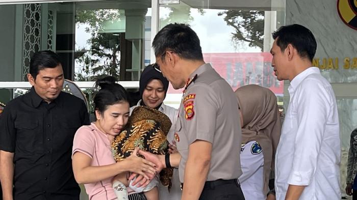 Bayi perempuan berinisial G (8 bulan) yang menjadi korban dugaan penjualan oleh ayah kandungnya akhirnya dikembalikan kepada ibu kandungnya, PSR, di Mapolda Jambi, Rabu (29/7/2026).