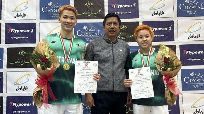 Nova Widianto bersama dengan pasangan ganda campuran Malaysia, Toh Ee Wei/Chen Tang Jie ketika berhasil menjuarai Iran Fajr Intervational Challenge 2023.