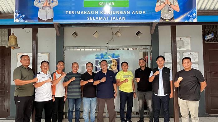 FOTO BERSAMA - Foto bersama Kepala Kantor Wilayah Direktorat Jenderal Pemasyarakatan (Ditjenpas) Aceh, Ramdani Boy saat melakukan kunjungan kerja dalam rangka monitoring pelaksanaan tugas dan pemantauan program pembinaan kemandirian di Lembaga Pemasyarakatan (Lapas) Kelas IIB Kota Bakti, Kabupaten Pidie, Minggu (02/08/2026).