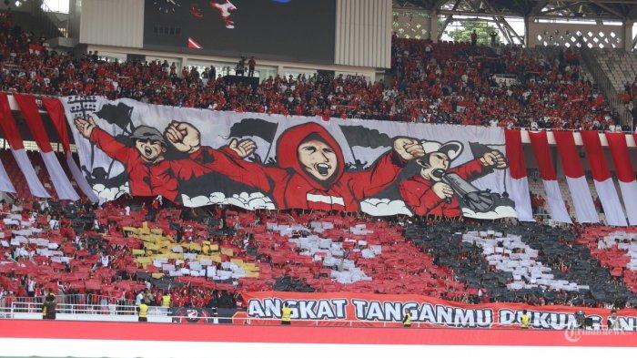 Suporter Timnas Indonesia, La Grande menampilkan koreografi saat melawan Irak pada pertandingan Kualifikasi Piala Dunia 2026 zona Asia di Stadion Utama Gelora Bung Karno (SUGBK), Jakarta, Kamis (6/6/2024).