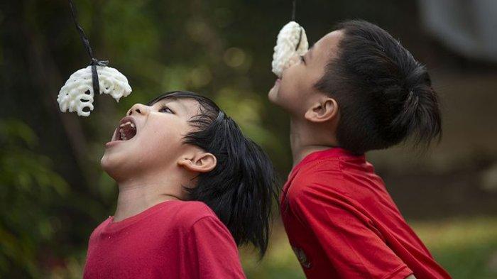 Lomba Makan Kerupuk di Tali