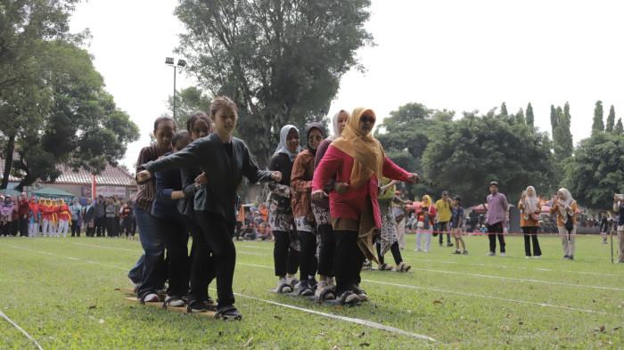 SERU - Keseruan lomba Bakiak, Egrang hingga balap karung digelar di Lapangan Pemda Sleman, Sabtu (9/5/2026). Kegiatan lomba olahraga ini bagian dari semarak peringatan HUT ke-110 Kabupaten Sleman.