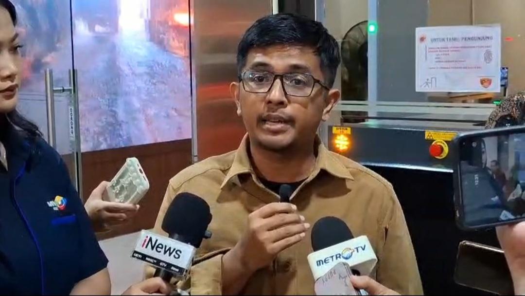 TEROR BANGKAI AYAM - Manager Kampanye Iklim dan Energi Greenpeace Indonesia Iqbal Damanik mendatangi Bareskrim Polri, Jakarta Selatan, Rabu (14/1/2026). Iqbal mengadukan peristiwa teror bangkai ayam yang dialami pada akhir 2025. (Tribunnews.com/Reynas Abdila)