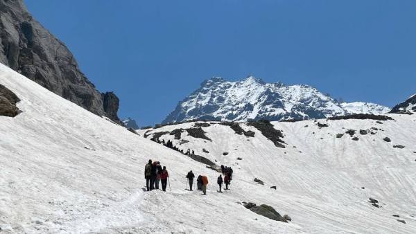 The snow-covered route to Hampta Pass offers breathtaking views of snow-capped Himalayan peaks. Image Source: Special Arrangements
