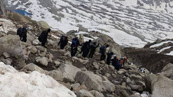 Nearly 100 people were walking from 8AM without taking any rest and proper food, which resulted in serious illness. Image Source: Special Arrangements