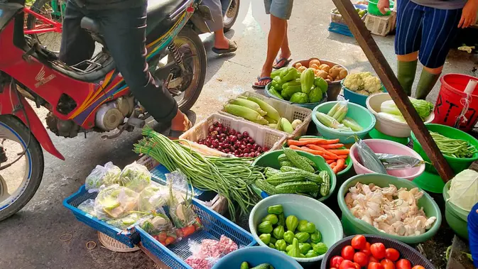 Pasar Kebayoran Lama pada pantauan harga pangan, Senin pagi (3/8). (Liputan6.com/Cahya Alena Fauza).