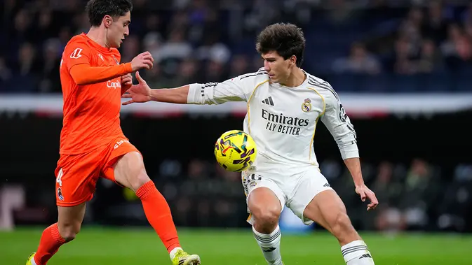 Gonzalo Garcia dan Jon Gorrotxategi berebut bola dalam laga Liga Spanyol antara Real Madrid vs Real Sociedad di Santiago Bernabeu, 15 Februari 2026. (AP Photo/Manu Fernandez)