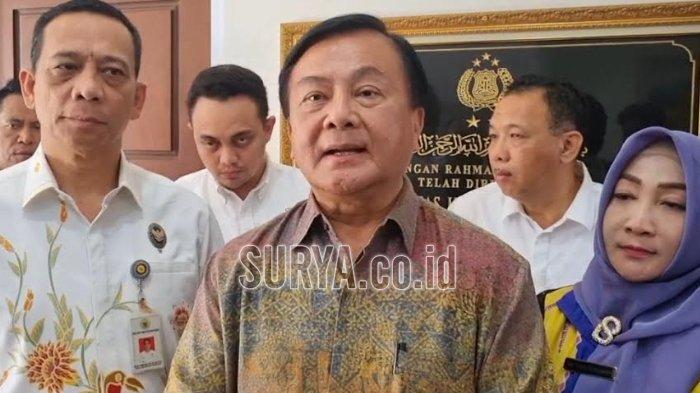 Ketua Harian Komisi Kepolisian Nasional (Kompolnas) Irjen (Purn) Benny Mamoto (tengah) saat di Mapolres Gresik, Kamis (19/10/2023).