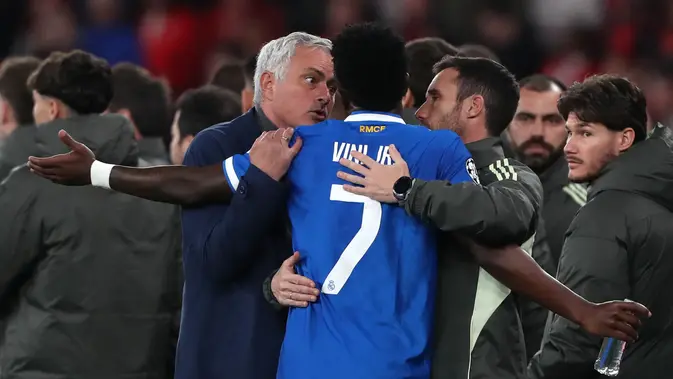 Pelatih Benfica, Jose Mourinho tak senang dengan selebrasi gol Vinicius yang akhirnya memicu insiden tersebut. Hal itu membuatnya memilih bersikap netral terkait insiden rasisme yang dialami Vinicius Junior. (AP Photo/Pedro Rocha)