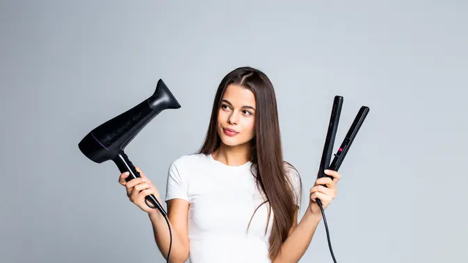 Terlalu sering menggunakan suhu tinggi pada catokan, curling iron, atau hair dryer bisa membuat rambut kehilangan kelembapan alaminya. (Foto/dok: Freepik/diana.grytsku)