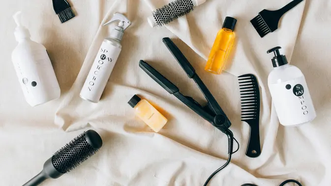 Kebiasaan menggunakan alat styling seperti hair dryer atau catokan dengan suhu tinggi juga dapat menjadi penyebab rambut kusam (Sumber: Pexels.com)