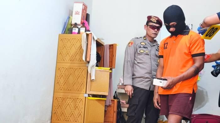 REKA ADEGAN - Tersangka HK memeragakan adegan pengambilan handphone di kamar kos dalam rekonstruksi kasus pembunuhan Nadya Dwi Ramadhany, Senin (3/8/2026).