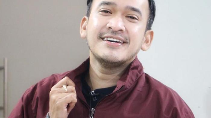 BANTU ANAK-ANAK - Komedian Ruben Onsu rela tidak belanja berang mewah demi membantu anak-anak kurang mampu untuk bisa bersekolah secara gratis di Sukabumi.