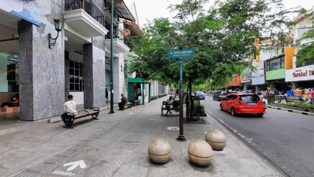PLANG JALAN MALIOBORO - Satpol PP akhirnya sita plang Malioboro tiruan milik oknum fotografer