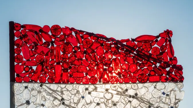 Bendera Merah Putih dari Botol Plastik Bekas (AI Generated)