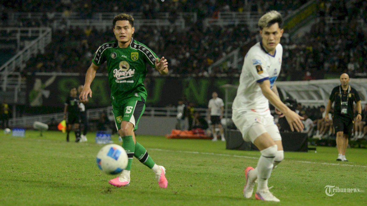 LOLOS SEMIFINAL - Pemain Persebaya Alfredo tata (kiri) saat melawan Port FC Suphanan pada pertandingan Grup B di Stadion Gelora Bung Tomo (GBT) Surabaya, Sabtu (1/8/2026).  Pada akhir pertandingan Piala Presiden ini Persebaya berhasil mengungguli Port FC dengan skor akhir 2-1 dan menjadi juara grup B. (SURYA/HABIBUR ROHMAN)