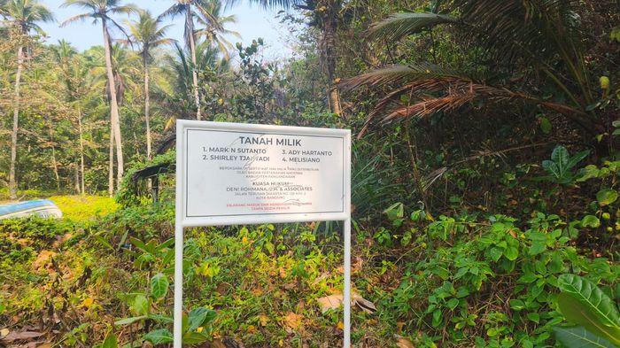 LAHAN SUDAH SHM - Suasana di lokasi Pantai Madasari blok Sebrotan Desa Masawah Kecamatan Cimerak Kabupaten Pangandaran terpasang plang bertuliskan bahwa lahan tersebut telah bersertifikat hak milik (SHM), Senin (3/8/2026).