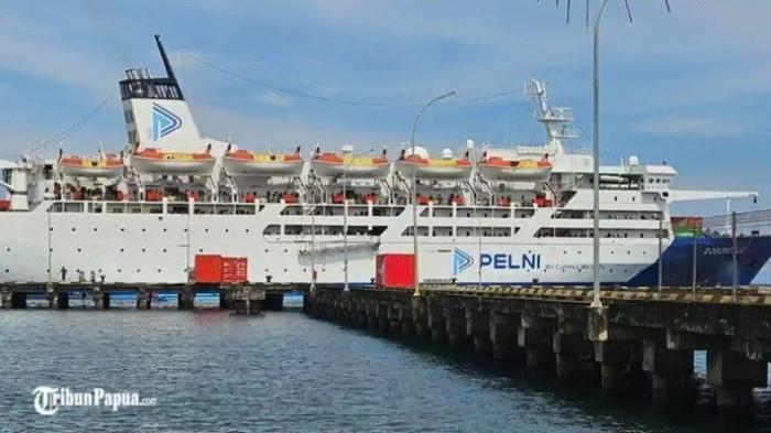 JADWAL KAPAL PELNI - Salah satu kapal Pelni tengah bersandar di dermaga. Tribun-Papua.com/Calvin Louis Erari