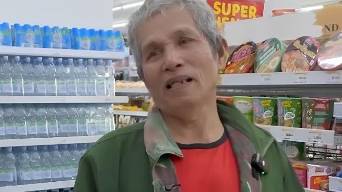 Kakek penarik becak berusia 75 tahun tersebut tak kuasa menahan rasa haru
