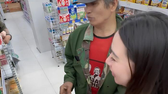 Jestham menemani kakek penarik becak berusia 75 tahun saat memilih berbagai barang kebutuhan pokok di minimarket.