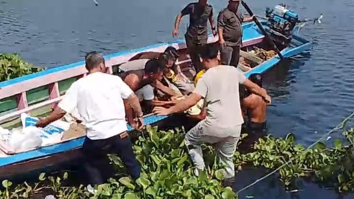 SATPAM TEWAS TERBORGOL - Proses evakuasi satpam Waduk Jatiluhur Purwakarta yang ditemukan tewas
