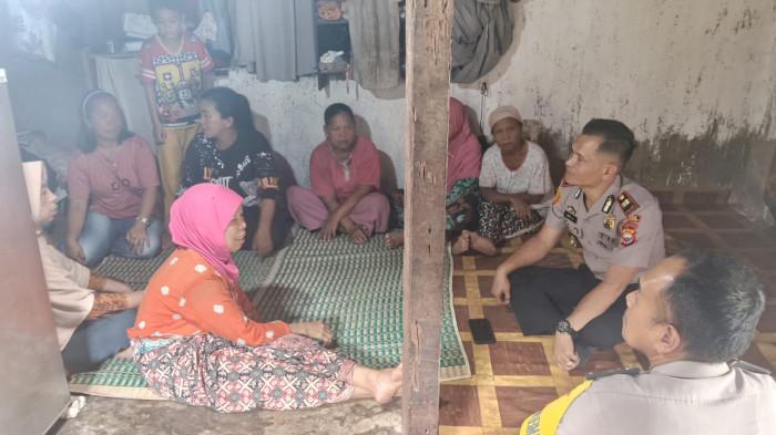 HIMBAU - Kapolsek Kota Padang, Iptu Medy Azwar saat mendatangi rumah duka di Desa Lubuk Mumpo Kecamatan Kota Padang pada Senin (3/8/2026). Polsek Kota Padang menghimbau pihak keluarga untuk tetap tenang dan menyerahkan sepenuhnya proses tindaklanjut kasusnya ke pihak kepolisian.