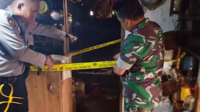 MINTA TOLONG - Foto polisi saat melakukan olah TKP di lokasi kejadian pada Senin (3/8/2026). Korban sempat berteriak minta tolong sebelum ditemukan telah tergeletak di lantai.