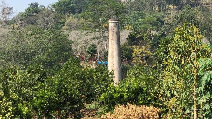 PENINGGALAN KOLONIAL - Penampkan stoom atau cerobong asap kuno yang ada di Dusun Krajan Kidul, Desa Tlekung, Kecamatan Junrejo, Kota Batu, Jawa Timur. Cerobong ini dulunya merupakan bagian dari fasilitas pengolahan atau pabrik kulit yang menggunakan tenaga uap.